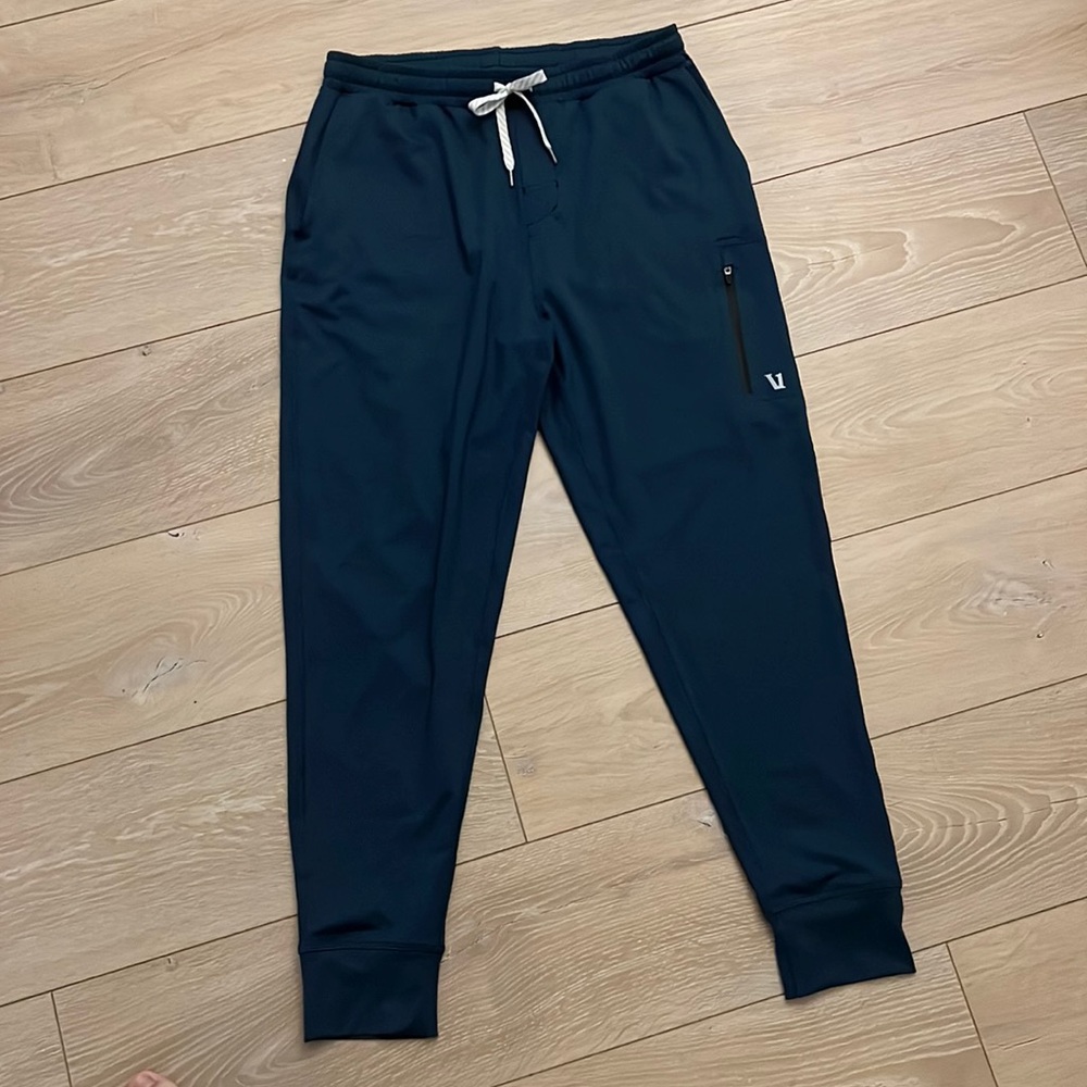 Navy blue men’s vuori joggers